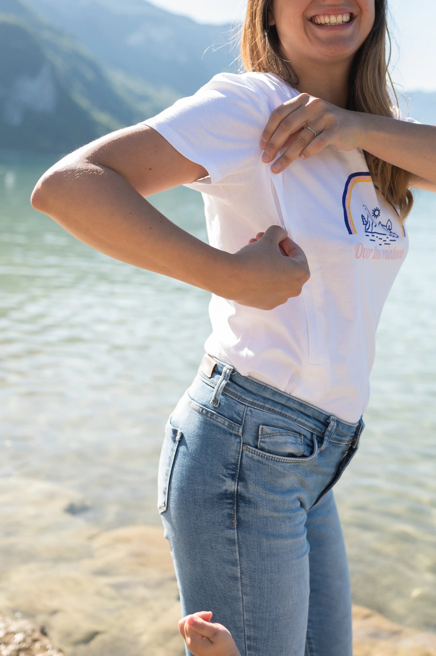 T-shirt d'allaitement avec print "over the rainbow" coloré et féminin avec une couple ajustée et flatteuse pour les mamans qui allaitent en post-partum, avec des zips YKK de chaque côté de la poitrine, faciles à ouvrir d'une main pour allaiter facilement et en tout discrétion