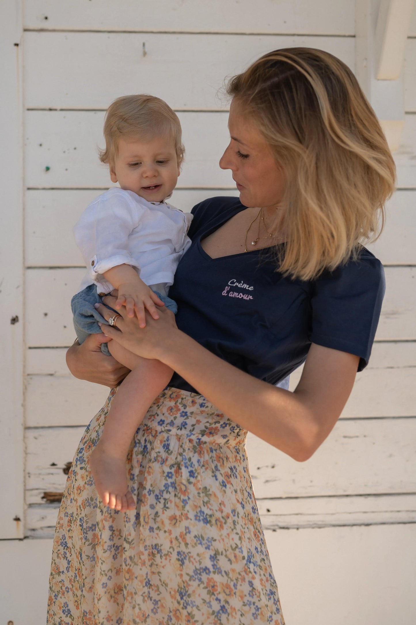 t-shirt d'allaitement col V, brodé au coeur "crème d'amour" avec une coupe belle et ajustée pour flatter la silhouette de la femme en post-partum