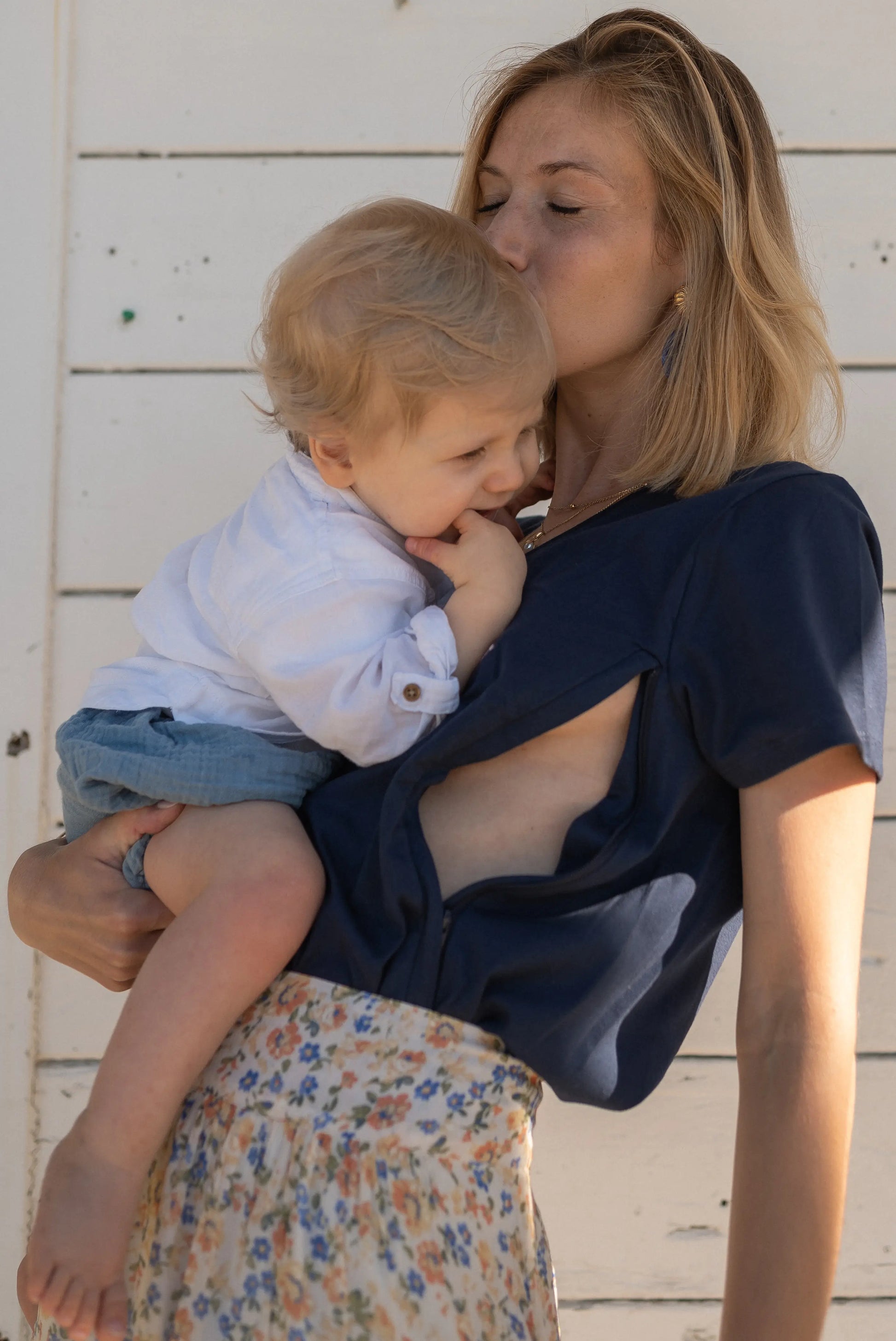 t-shirt d'allaitement col V, brodé au coeur "crème d'amour" avec une coupe belle et ajustée pour flatter la silhouette de la femme en post-partum