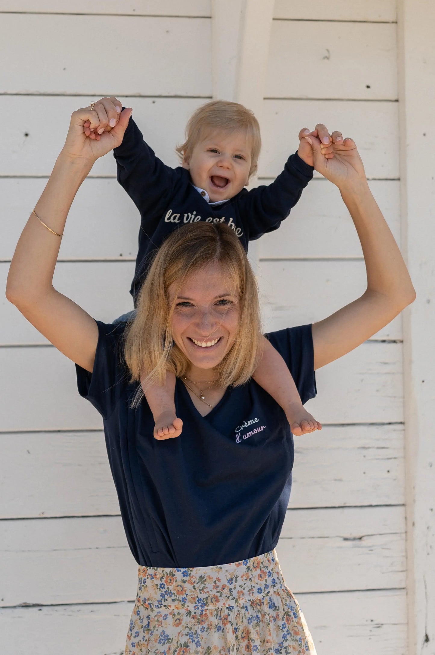 sweat enfant unisexe bleu marine, pour fille et garçon brodé "la vie est belle", matchy-matchy avec maman de 6 mois à 5 ans.