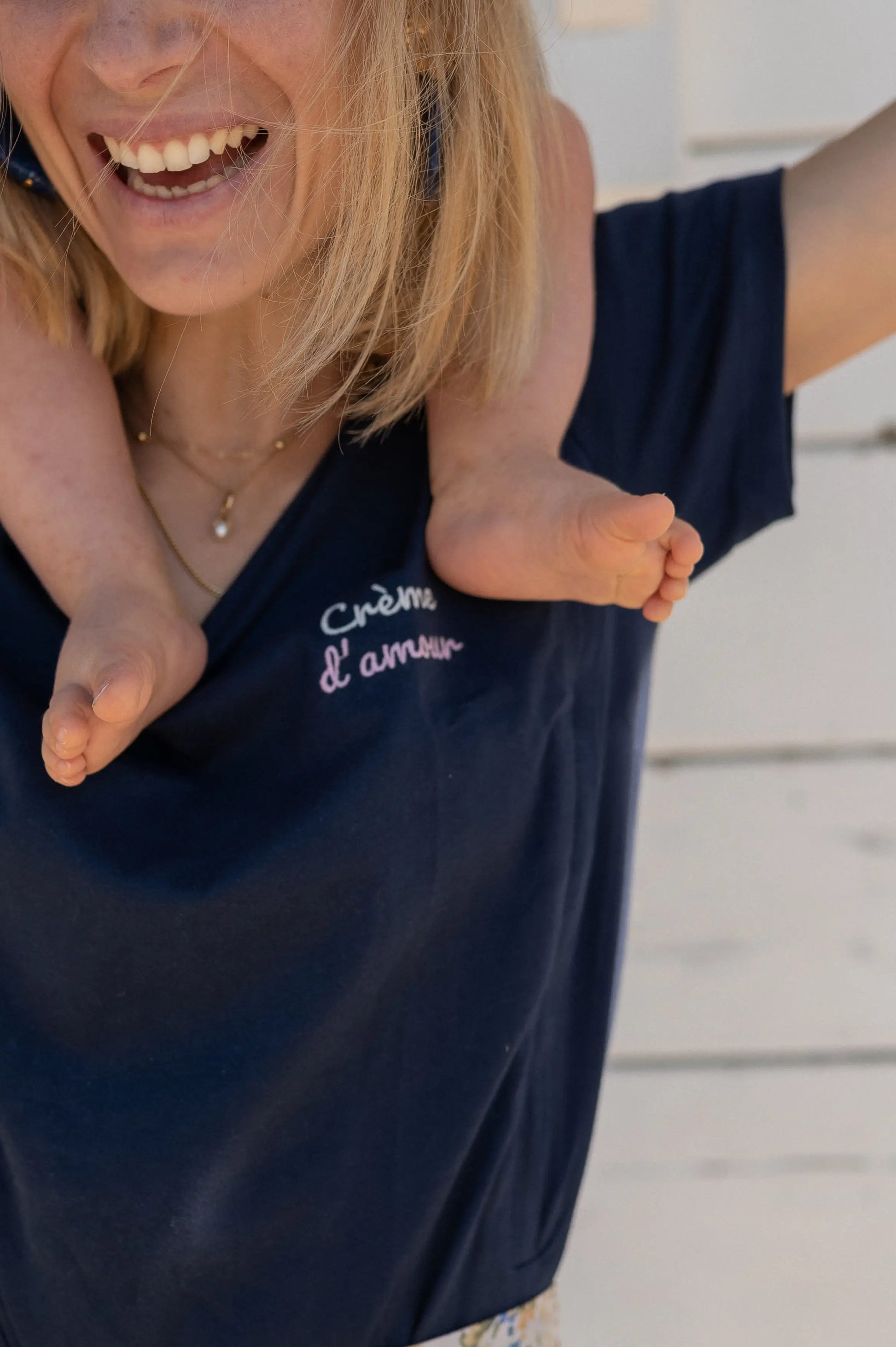 t-shirt d'allaitement col V, brodé au coeur "crème d'amour" avec une coupe belle et ajustée pour flatter la silhouette de la femme en post-partum