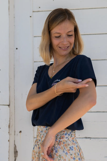 t-shirt d'allaitement col V, brodé au coeur "crème d'amour" avec une coupe belle et ajustée pour flatter la silhouette de la femme en post-partum