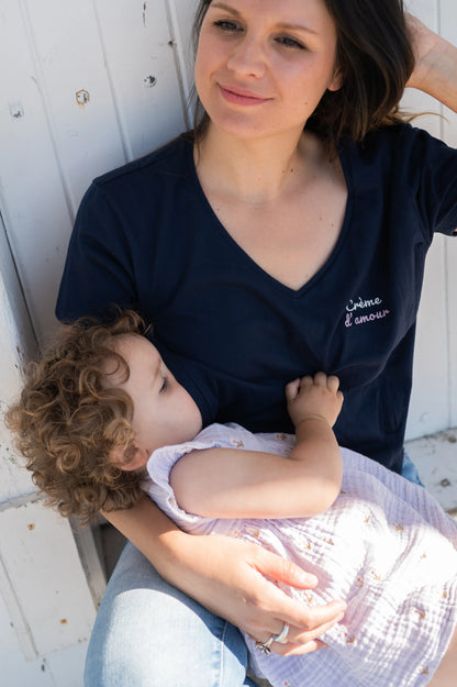 t-shirt d'allaitement col V, brodé au coeur "crème d'amour" avec une coupe belle et ajustée pour flatter la silhouette de la femme en post-partum