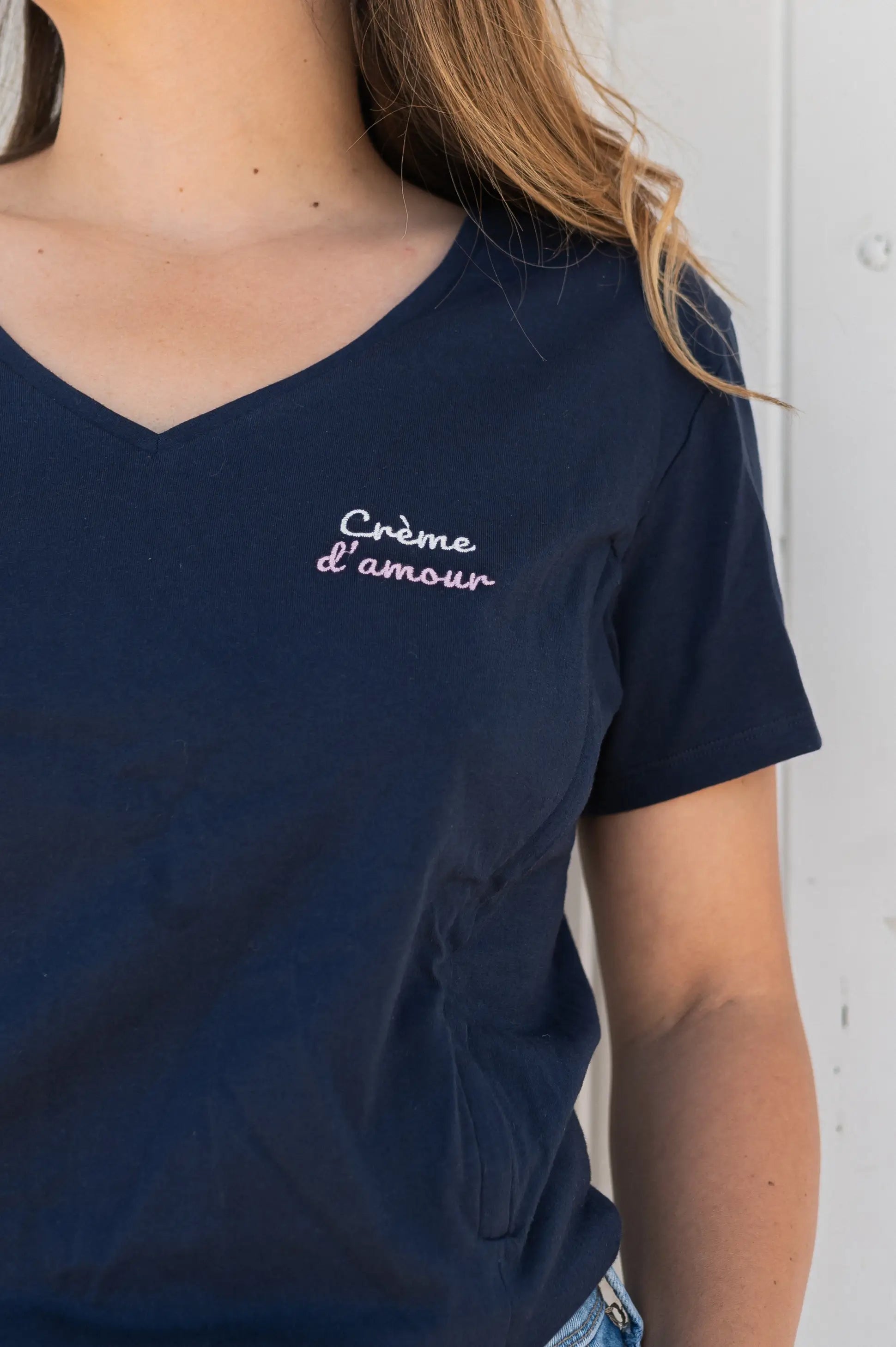 t-shirt d'allaitement col V, brodé au coeur "crème d'amour" avec une coupe belle et ajustée pour flatter la silhouette de la femme en post-partum