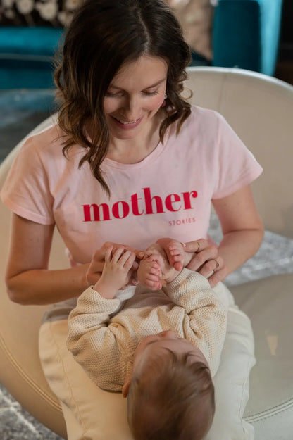 T-shirt pour maman rose LIMKY "Mother Stories" en coton ultra doux effet "peau de pêche".
 Ce t-shirt au col rond est 100% coton et est fabriqué au Portugal.
Cet t-shirt maternité spécialement conçu pour embellir le quotidien des mamans et affirmer le nouveau rôle de maman et créer du lien avec d'autres mamans.
Un t-shirt original, tendance et de qualité que les mamans auront plaisir à porter tout au long de leur maternité. Une idée cadeau de naissance idéale à offrir pour une baby shower.