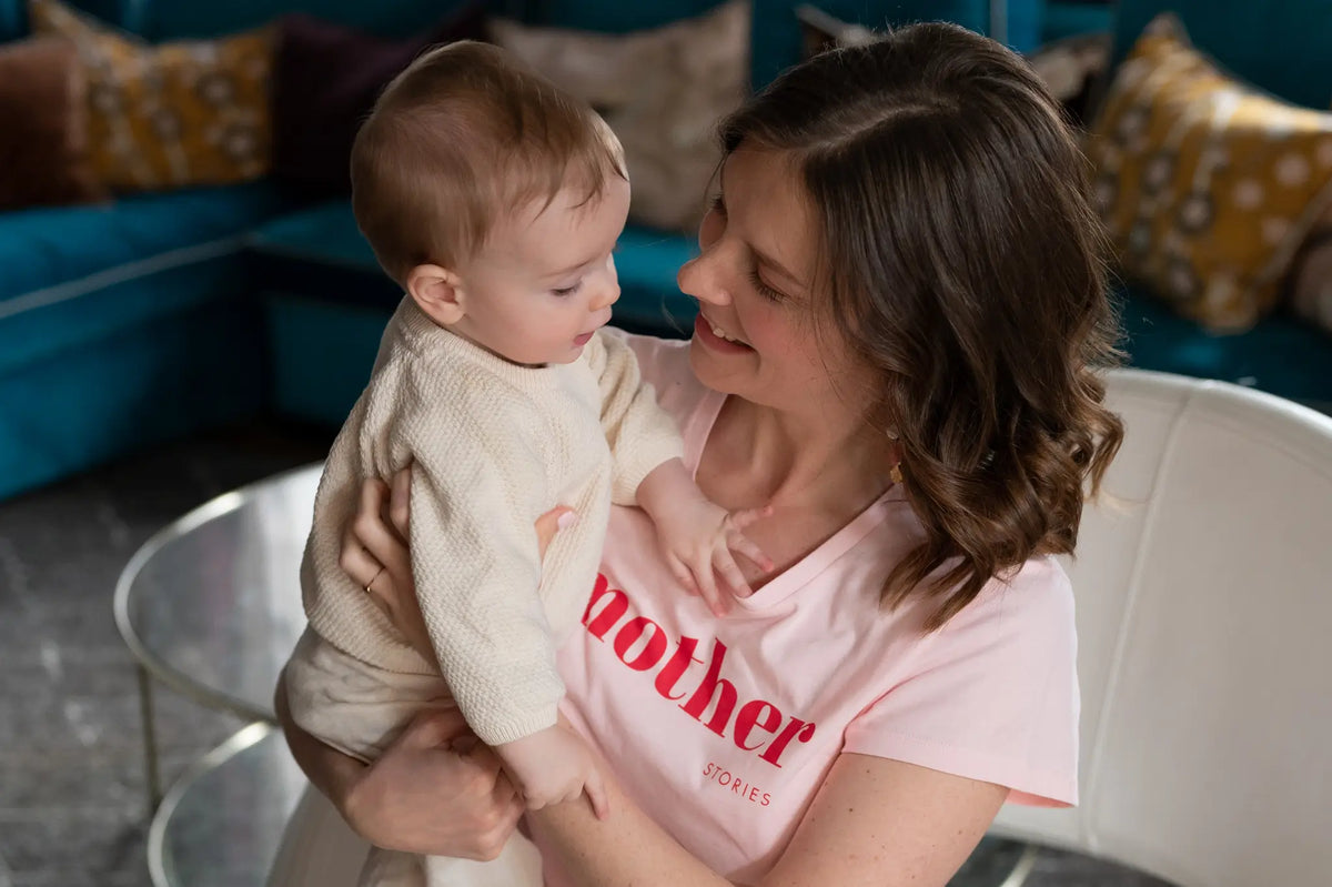 T-shirt pour maman rose LIMKY "Mother Stories" en coton ultra doux effet "peau de pêche".
 Ce t-shirt au col rond est 100% coton et est fabriqué au Portugal.
Cet t-shirt maternité spécialement conçu pour embellir le quotidien des mamans et affirmer le nouveau rôle de maman et créer du lien avec d'autres mamans.
Un t-shirt original, tendance et de qualité que les mamans auront plaisir à porter tout au long de leur maternité. Une idée cadeau de naissance idéale à offrir pour une baby shower.