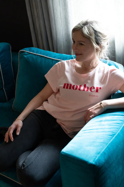 T-shirt pour maman rose LIMKY "Mother Stories" en coton ultra doux effet "peau de pêche".
 Ce t-shirt au col rond est 100% coton et est fabriqué au Portugal.
Cet t-shirt maternité spécialement conçu pour embellir le quotidien des mamans et affirmer le nouveau rôle de maman et créer du lien avec d'autres mamans.
Un t-shirt original, tendance et de qualité que les mamans auront plaisir à porter tout au long de leur maternité. Une idée cadeau de naissance idéale à offrir pour une baby shower.
