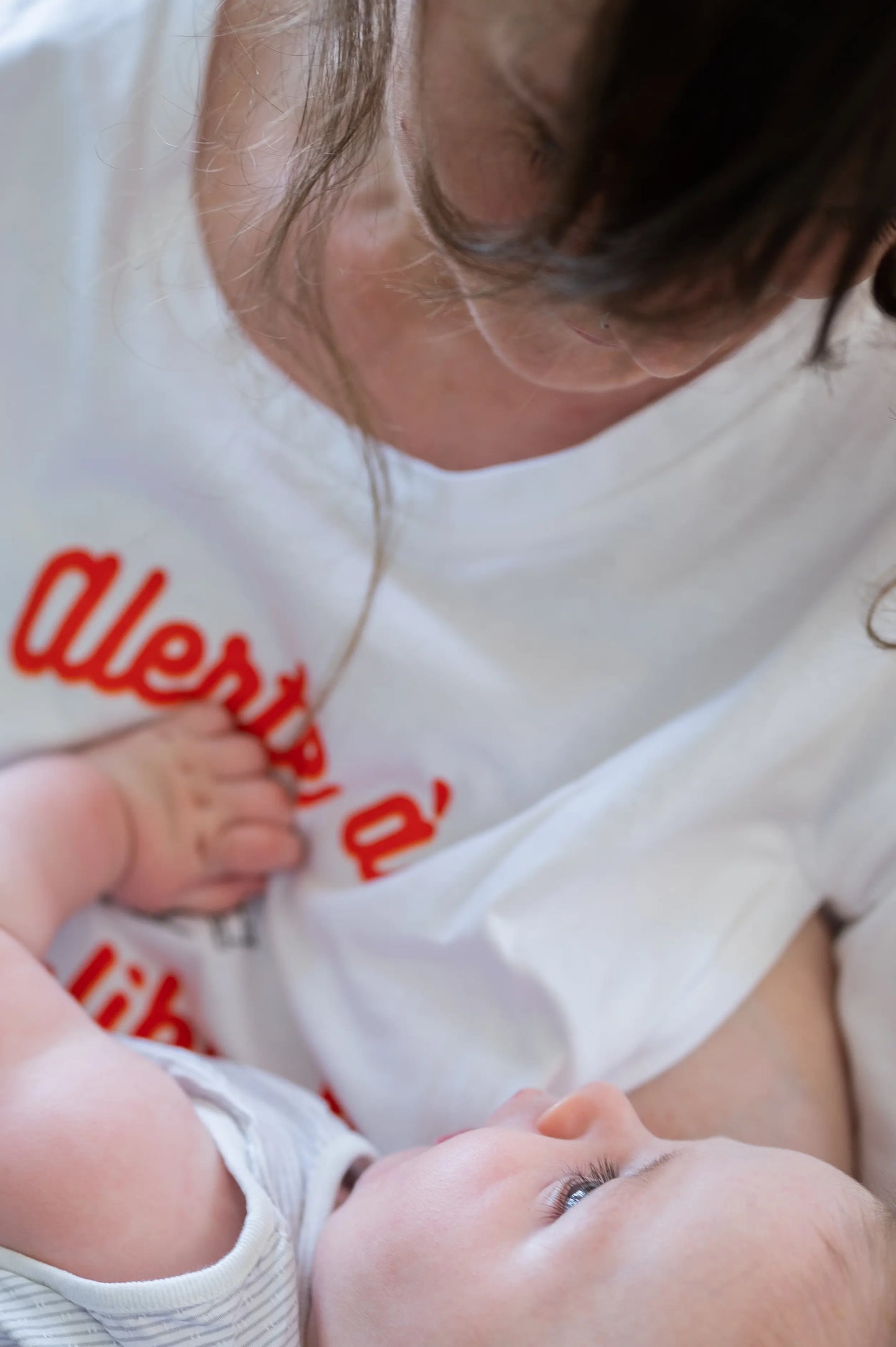 T-shirt d'allaitement avec design print "Alerte à Maliboobo" pour les mamans qui allaitent. Une coupe ajustée et féminine pour un look casual et une jolie silhouette pour flatter le corps des mamans en post-partum qui souhaitent allaiter partout, tout le temps, et en toute discrétion grâce aux zips YKK invisibles et faciles à ouvrir d'une main.