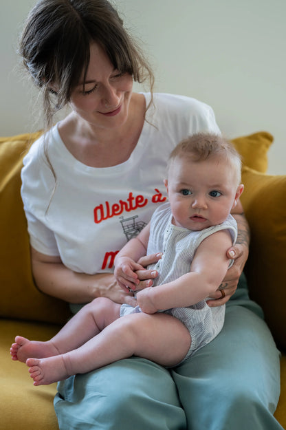 T-shirt d'allaitement avec design print "Alerte à Maliboobo" pour les mamans qui allaitent. Une coupe ajustée et féminine pour un look casual et une jolie silhouette pour flatter le corps des mamans en post-partum qui souhaitent allaiter partout, tout le temps, et en toute discrétion grâce aux zips YKK invisibles et faciles à ouvrir d'une main.