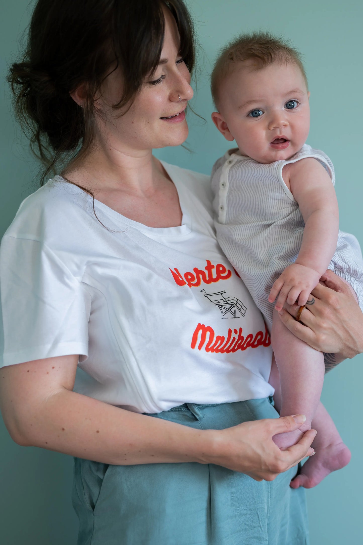 T-shirt d'allaitement avec design print "Alerte à Maliboobo" pour les mamans qui allaitent. Une coupe ajustée et féminine pour un look casual et une jolie silhouette pour flatter le corps des mamans en post-partum qui souhaitent allaiter partout, tout le temps, et en toute discrétion grâce aux zips YKK invisibles et faciles à ouvrir d'une main.