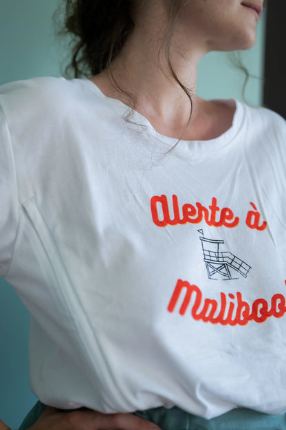 T-shirt d'allaitement avec design print "Alerte à Maliboobo" pour les mamans qui allaitent. Une coupe ajustée et féminine pour un look casual et une jolie silhouette pour flatter le corps des mamans en post-partum qui souhaitent allaiter partout, tout le temps, et en toute discrétion grâce aux zips YKK invisibles et faciles à ouvrir d'une main.