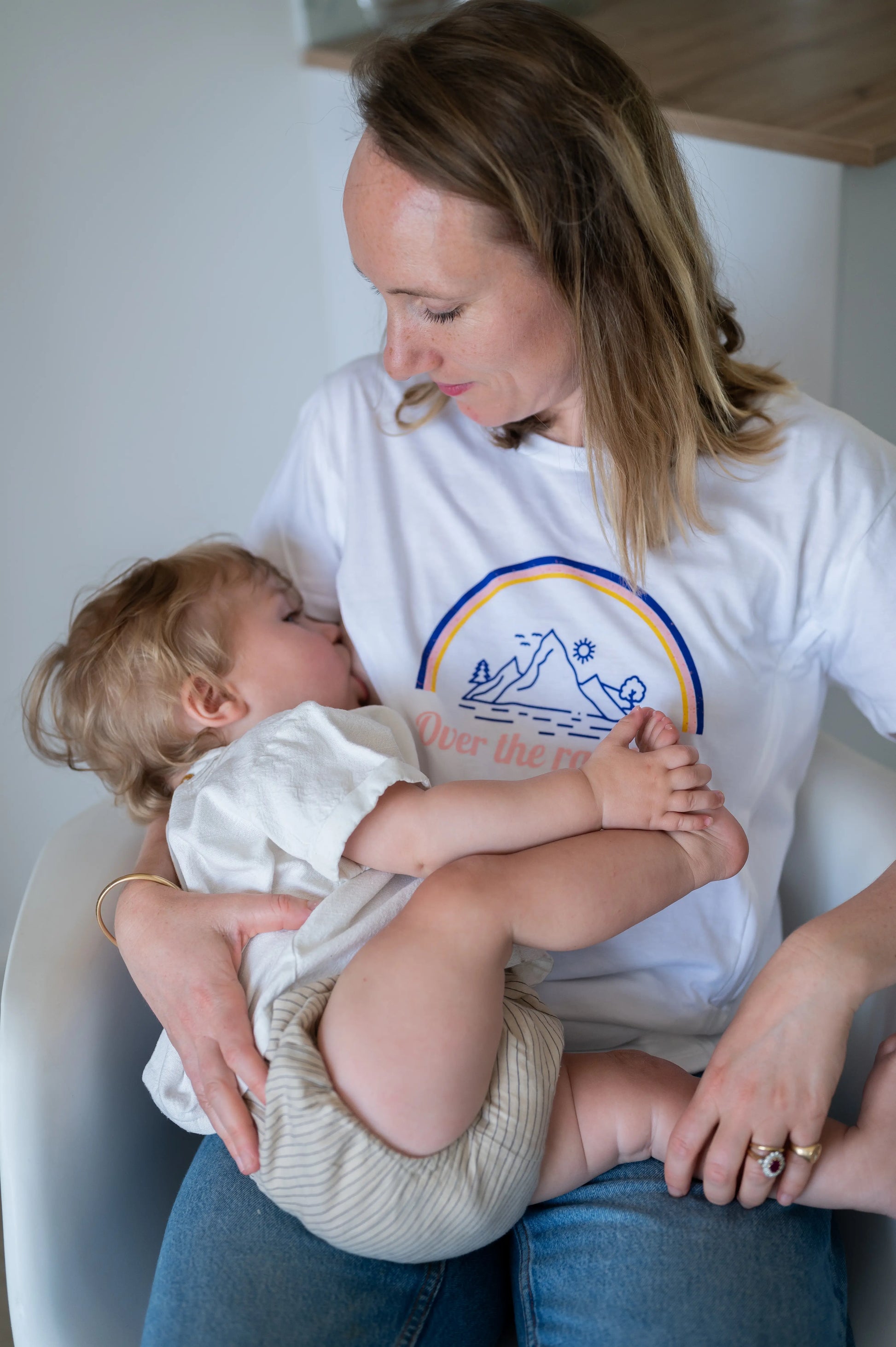 t-shirt allaitement OVER THE RAINBOOB  pour allaiter bébé discrètement