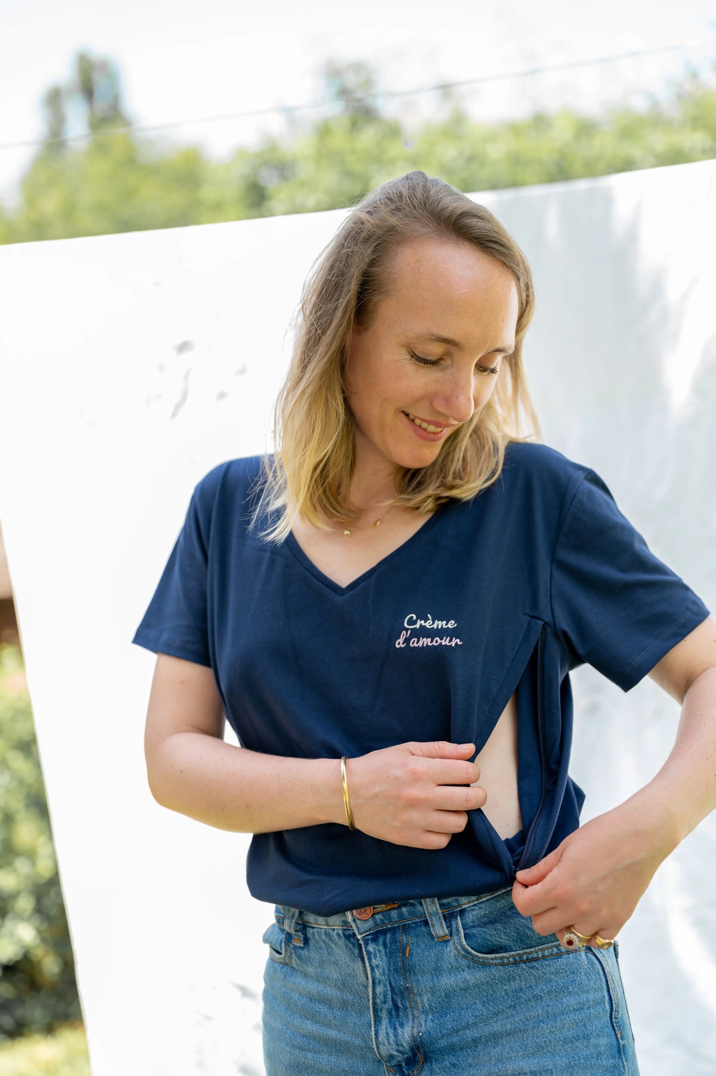 t-shirt d'allaitement col V, brodé au coeur "crème d'amour" avec une coupe belle et ajustée pour flatter la silhouette de la femme en post-partum