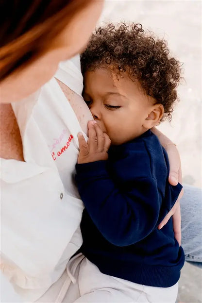 Blouse de Grossesse et Allaitement "Crème d'Amour" de la marque LIMKY. Une blouse chemisier de couleur crème, pour accompagner maman à chaque étape de sa maternité, dôtée de zips discrets et solides pour faciliter l'allaitement de bébé. Une coupe flatteuse, un tissu absorbant en gaze de coton, idéal en cas de petite fuite de lait maternel. Un cadeau de naissance chic et idéal pour les jeunes et futures mamans qui fêtent leur baby shower !