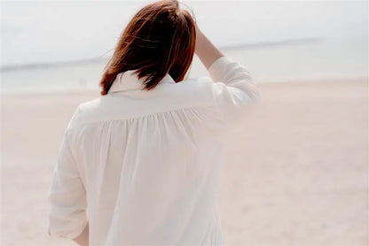 Blouse de Grossesse et Allaitement "Crème d'Amour" de la marque LIMKY. Une blouse chemisier de couleur crème, pour accompagner maman à chaque étape de sa maternité, dotée de zips discrets et solides pour faciliter l'allaitement de bébé. Une coupe flatteuse, un tissu absorbant en gaze de coton, avec une jolie broderie au coeur "crème d'amour". Idéal en cas de petite fuite de lait maternel. Un cadeau de naissance chic et idéal pour les jeunes et futures mamans qui fêtent leur baby shower !