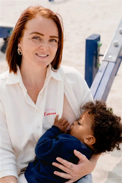 Blouse de Grossesse et Allaitement "Crème d'Amour" de la marque LIMKY. Une blouse de couleur crème, pour accompagner maman à chaque étape de sa maternité, dôtée de zips discrets et solides pour faciliter l'allaitement de bébé. Une coupe flatteuse, un tissu absorbant en gaze de coton, idéal en cas de petite fuite de lait maternel. Un cadeau de naissance chic et idéal pour les jeunes et futures mamans qui fêtent leur baby shower !