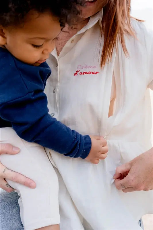 Blouse de Grossesse et Allaitement "Crème d'Amour" de la marque LIMKY. Une blouse chemisier de couleur crème, pour accompagner maman à chaque étape de sa maternité, dôtée de zips discrets et solides pour faciliter l'allaitement de bébé. Une coupe flatteuse, un tissu absorbant en gaze de coton, idéal en cas de petite fuite de lait maternel. Un cadeau de naissance chic et idéal pour les jeunes et futures mamans qui fêtent leur baby shower !