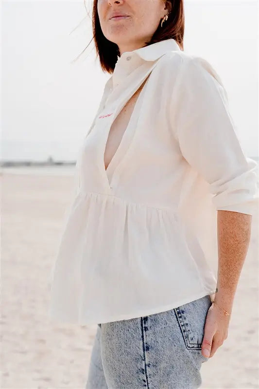 Blouse de Grossesse et Allaitement "Crème d'Amour" de la marque LIMKY. Une blouse chemisier de couleur crème, pour accompagner maman à chaque étape de sa maternité, dôtée de zips discrets et solides pour faciliter l'allaitement de bébé. Une coupe flatteuse, un tissu absorbant en gaze de coton, idéal en cas de petite fuite de lait maternel. Un cadeau de naissance chic et idéal pour les jeunes et futures mamans qui fêtent leur baby shower !