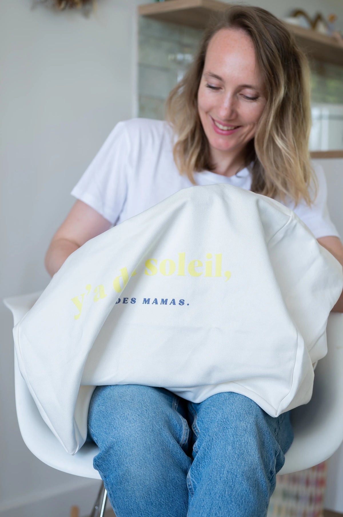 Sac à Langer  ou cabas XXL LIMKY. Ce fourre-tout 100% twill de coton est printé "Y'a du Soleil et des Mamas" pour un joli jeu de mot ensoleillé et vous accompagner pour toutes vos sorties : plage, bureau, ville, parc. Son format XXL permet à ce sac de contenir tous vos essentiels et indispensables de jeune maman de bébé.