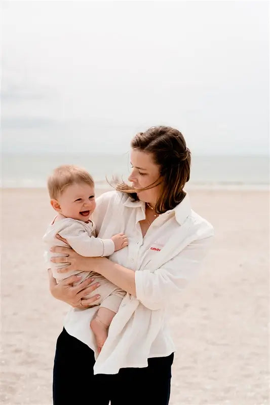 Chemisier de Grossesse et Allaitement "Crème d'Amour" de la marque LIMKY. Une blouse chemisier de couleur crème, pour accompagner maman à chaque étape de sa maternité, dotée de zips discrets et solides pour faciliter l'allaitement de bébé. Une coupe flatteuse, un tissu absorbant en gaze de coton, avec une jolie broderie au coeur "crème d'amour". Idéal en cas de petite fuite de lait maternel. Un cadeau de naissance chic et idéal pour les jeunes et futures mamans qui fêtent leur baby shower !
