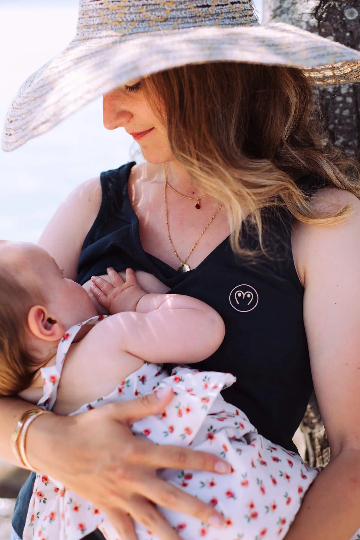 débardeur d'allaitement en coton bleu marine de la marque LIMKY.
Un vêtement d'allaitement pour faciliter l'accès au sein et permettre aux jeunes et futures mamans d'allaiter discrètement et facilement sans se découvrir. Un vêtement de qualité, fabriqué au Portugal, avec une jolie broderie au coeur.