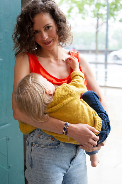 Débardeur d'allaitement en coton orange, de la marque LIMKY.
Grâce aux boutons pression invisible, les jeunes et futures mamans peuvent allaiter discrètement et facilement leur bébé même quand ils sont en écharpe de portage.
Un vêtement de qualité, avec un joli décolleté en U, fabriqué au Portugal, avec une broderie au coeur.  Un cadeau de naissance idéal à offrir pour baby shower.