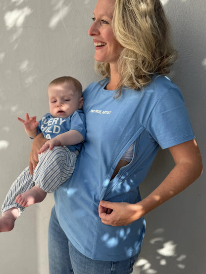 T-shirt d'allaitement LIMKY en coton bleu ciel, imprimé "tue true artist" avec des zips de chaque côté qui s'ouvre facilement à une seule main. Modèle assorti pour bébé "Every child is a masterpiece".
