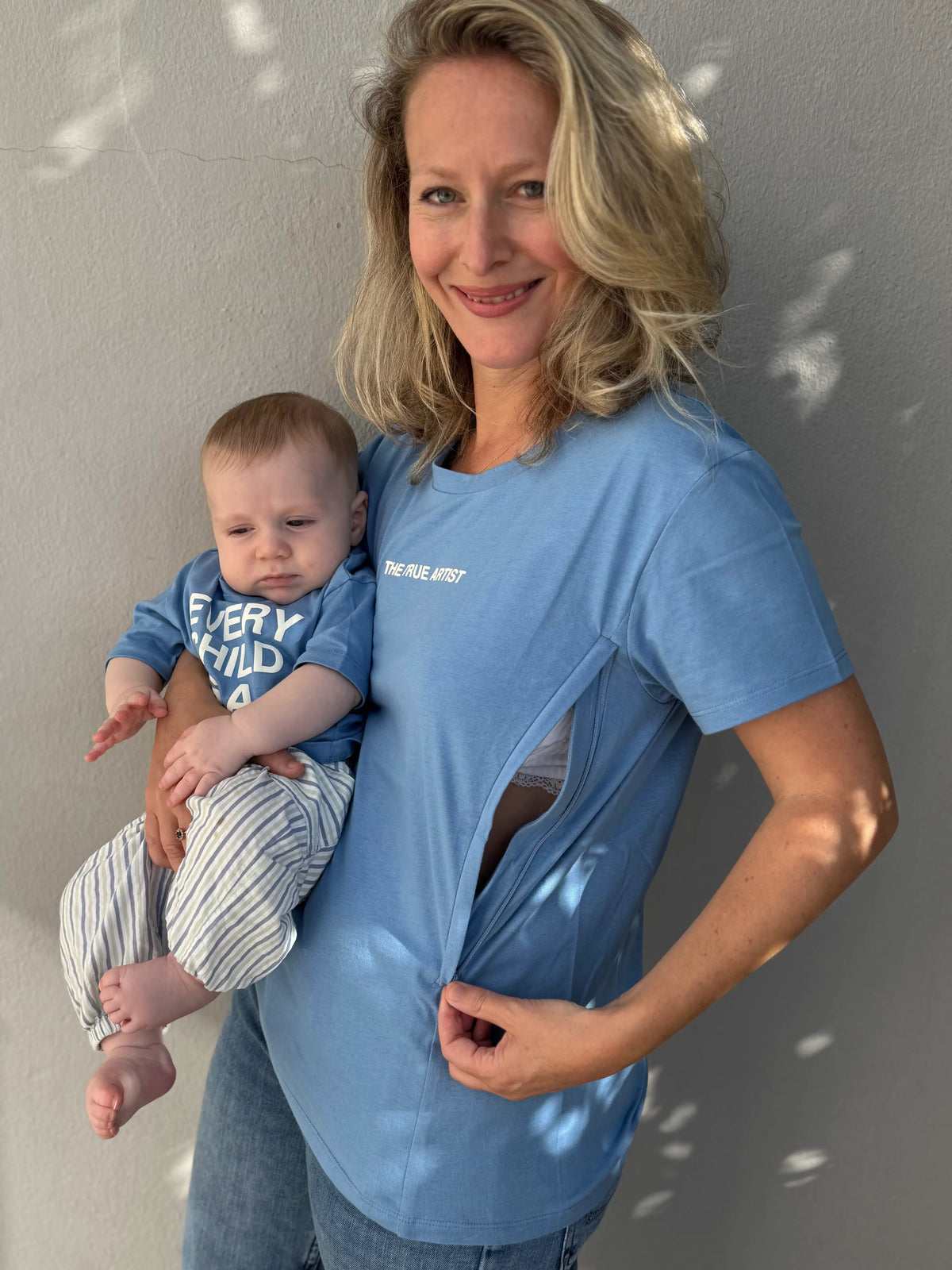 T-shirt d'allaitement en coton bleu ciel LIMKY avec ouvertures zippées
