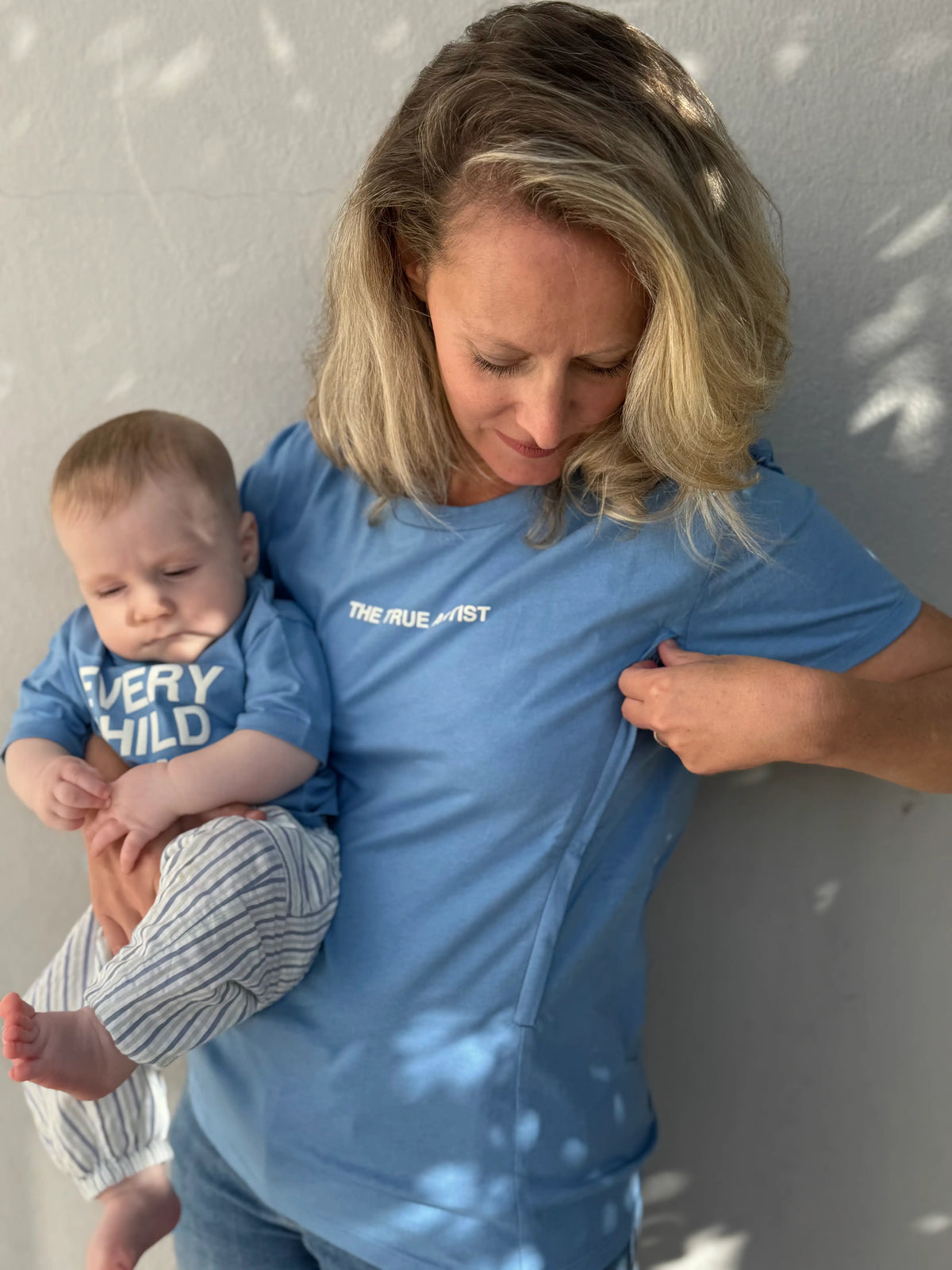 T-shirt d'allaitement en coton bleu ciel LIMKY avec ouvertures zippées