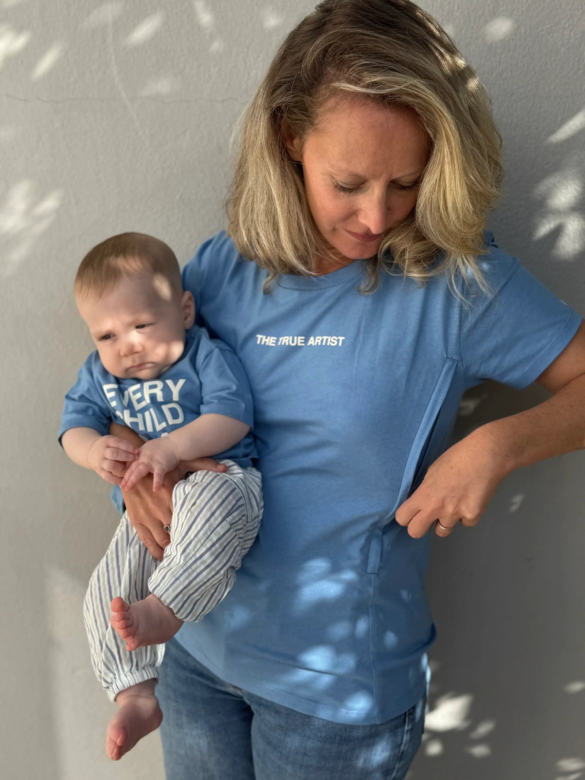 T-shirt d'allaitement en coton bleu ciel LIMKY avec ouvertures zippées