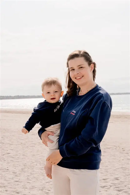 Pull de Grossesse et Allaitement  bleu marine LIMKY "Crème d'amour". En coton  et doté de zips solides, discrets et faciles à ouvrir d'une seule main. Ce pull maternité a coupe polyvalente et confortable pour donner un look tendance aux jeunes et futures mamans et les accompagner à chaque étape de leur maternité : grossesse et allaitement et post-partum. Une idée de cadeau de naissance idéale pour sa liste de naissance ou une baby shower !