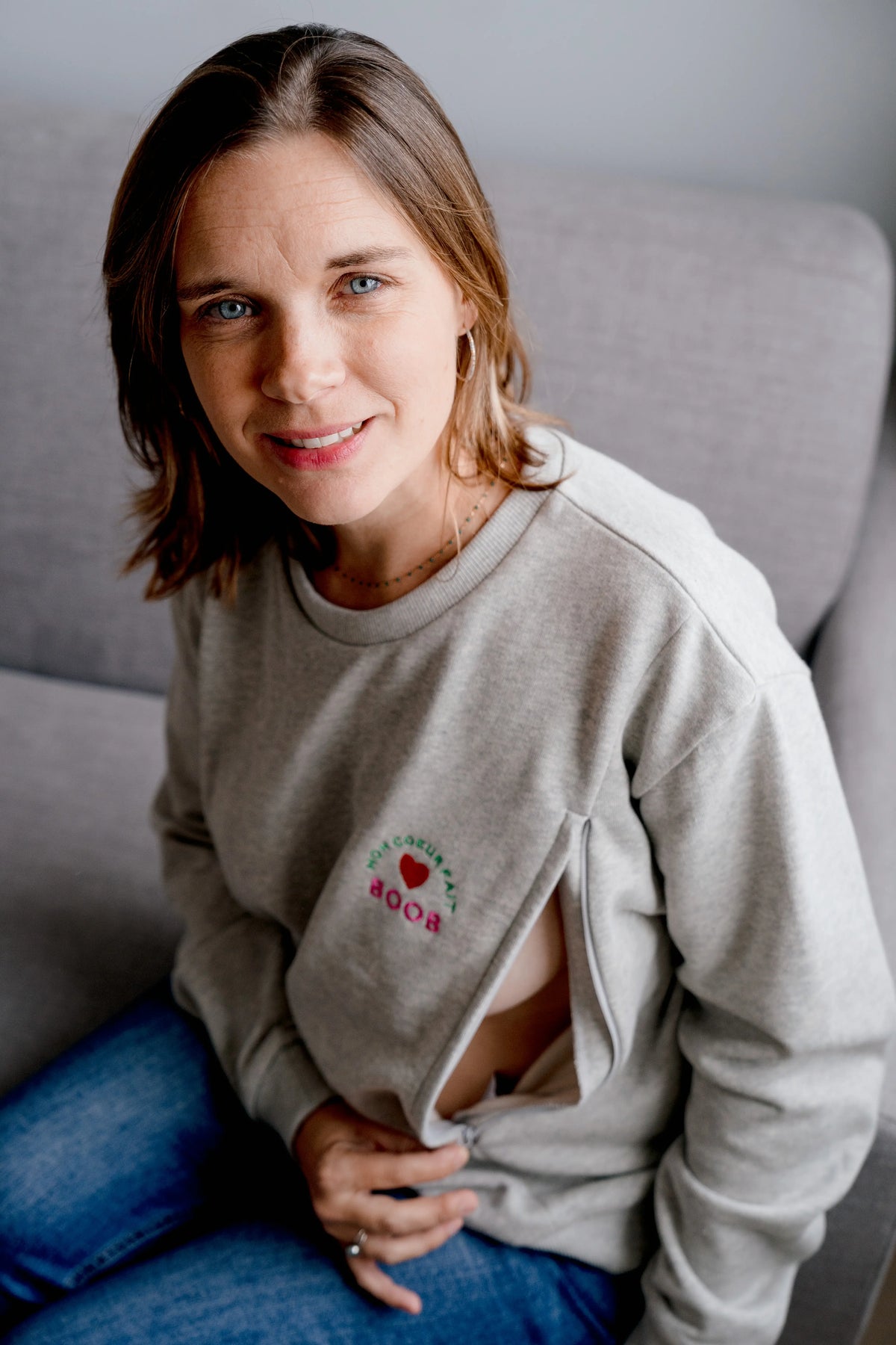 Pull de grossesse et allaitement de la marque LIMKY pour accompagner maman à chaque étape de sa maternité.
En coton gris, ce pull est brodé au coeur "mon coeur fait boob". Il est doté de zips discrets, solides et faciles à ouvrir d'une seule main pour allaiter bébé facilement. Sa coupe polyvalente permet de s'habiller pendant la grossesse, l'allaitement, le post-partum, et même après ! Fabriqué au Portugal, ses zips ne vous lâcheront jamais ! Idéal pour un cadeau de naissance lors d'une baby shower !