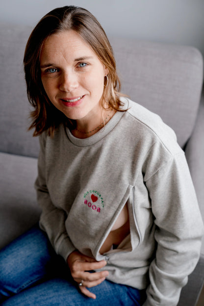 Pull de grossesse et allaitement de la marque LIMKY pour accompagner maman à chaque étape de sa maternité.
En coton gris, ce pull est brodé au coeur "mon coeur fait boob". Il est doté de zips discrets, solides et faciles à ouvrir d'une seule main pour allaiter bébé facilement. Sa coupe polyvalente permet de s'habiller pendant la grossesse, l'allaitement, le post-partum, et même après ! Fabriqué au Portugal, ses zips ne vous lâcheront jamais ! Idéal pour un cadeau de naissance lors d'une baby shower !