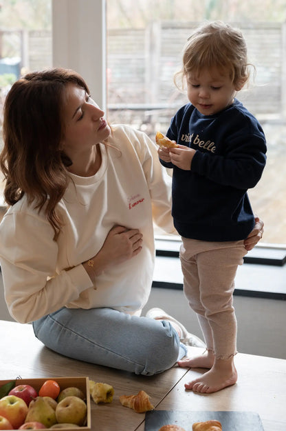 Pull de grossesse et d’allaitement crème LIMKY, avec des ouvertures zippées. Les seuls zips faciles à ouvrir d’une seule main grâce à leurs glissières de qualité.
Ce sweat 100 % coton, fabriqué au Portugal, présente une broderie au cœur « Crème d’Amour ». Un slogan qui signifie beaucoup pour les jeunes et futures mamans, qui auront plaisir à porter ce vêtement d’allaitement à chaque étape de leur maternité : grossesse, allaitement, post-partum. Une super idée de cadeau de naissance pour une baby shower !