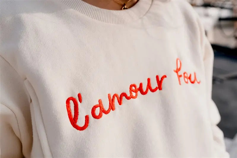 Sweat de Grossesse et Allaitement  LIMKY "L'Amour Fou". En coton, et doté de zips solides, discrets et faciles à ouvrir d'une seule main. Ce pull maternité de couleur crème est brodé "l'amour fou" en rouge. Sa coupe polyvalente et confortable donne un look tendance aux jeunes et futures mamans. Un vêtement maternité de qualité qui accompagne pendant la grossesse et l'allaitement, une idée de cadeau de naissance idéale pour sa liste de naissance ou une baby shower !