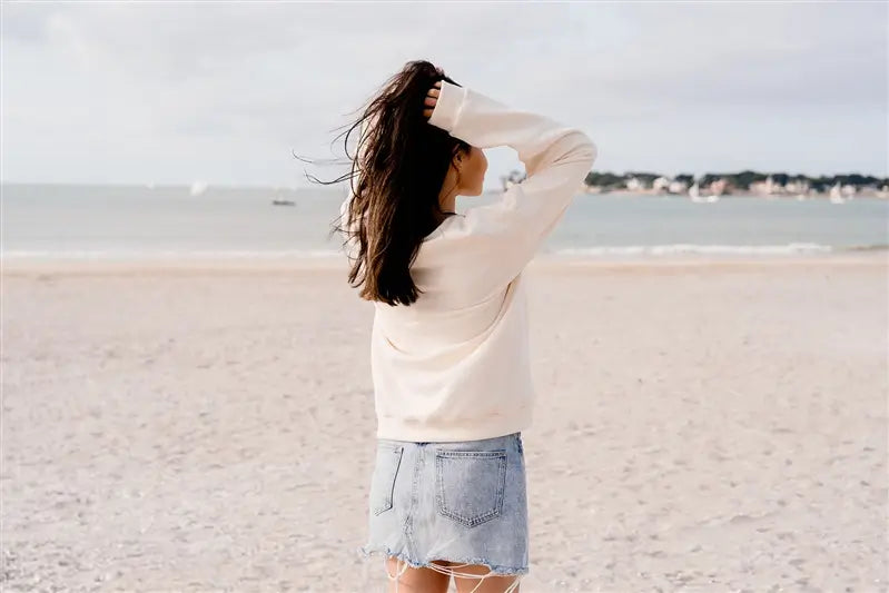 Pull de Grossesse et Allaitement  LIMKY "L'Amour Fou". En coton, et doté de zips solides, discrets et faciles à ouvrir d'une seule main. Ce pull maternité de couleur crème est brodé "l'amour fou" en rouge. Sa coupe polyvalente et confortable donne un look tendance aux jeunes et futures mamans. Un vêtement maternité de qualité qui accompagne pendant la grossesse et l'allaitement, une idée de cadeau de naissance idéale pour sa liste de naissance ou une baby shower !