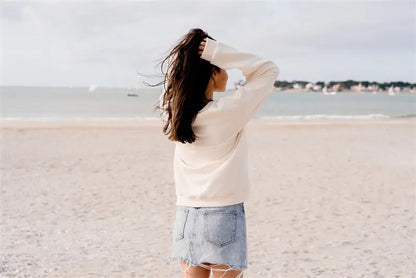 Pull de Grossesse et Allaitement  LIMKY "L'Amour Fou". En coton, et doté de zips solides, discrets et faciles à ouvrir d'une seule main. Ce pull maternité de couleur crème est brodé "l'amour fou" en rouge. Sa coupe polyvalente et confortable donne un look tendance aux jeunes et futures mamans. Un vêtement maternité de qualité qui accompagne pendant la grossesse et l'allaitement, une idée de cadeau de naissance idéale pour sa liste de naissance ou une baby shower !