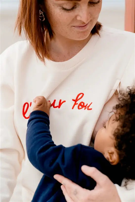 Sweat de Grossesse et Allaitement  LIMKY "L'Amour Fou". En coton, et doté de zips solides, discrets et faciles à ouvrir d'une seule main. Ce pull maternité de couleur crème est brodé "l'amour fou" en rouge. Sa coupe polyvalente et confortable donne un look tendance aux jeunes et futures mamans. Un vêtement maternité de qualité qui accompagne pendant la grossesse et l'allaitement, une idée de cadeau de naissance idéale pour sa liste de naissance ou une baby shower !