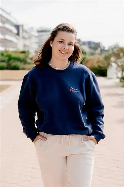 Pull Maternité pour la Grossesse et l'allaitement  bleu marine LIMKY "Crème d'amour". En coton  et doté de zips solides, discrets et faciles à ouvrir d'une seule main. Ce pull maternité a coupe polyvalente et confortable pour donner un look tendance aux jeunes et futures mamans et les accompagner à chaque étape de leur maternité : grossesse et allaitement et post-partum. Une idée de cadeau de naissance idéale pour sa liste de naissance ou une baby shower !