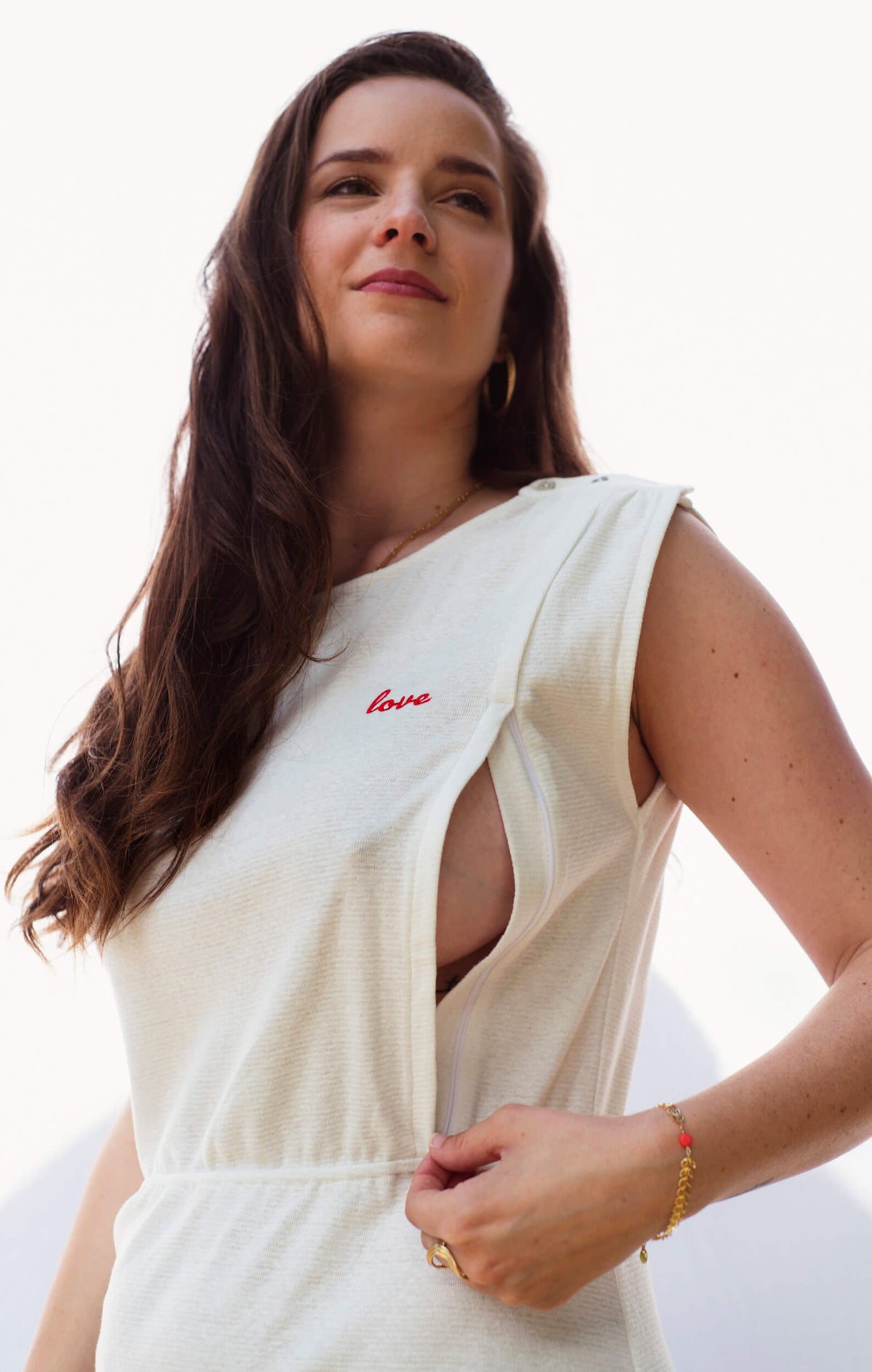 Robe d'allaitement blanche LIMKY, en coton et fabriqué au Portugal.
Cette robe avec un décolleté V dans le dos pour un dos nu est brodé au coeur "Love".
Cette robe maternité possède des longs zips solides, discrets et faciles à ouvrir d'une seule main pour nourrir bébé au sein rapidement, facilement et discrètement.
Un vêtement d'allaitement de qualité que les mamans auront plaisir à porter même après le post-partum. Une idée cadeau de naissance idéale à offrir pour une baby shower.