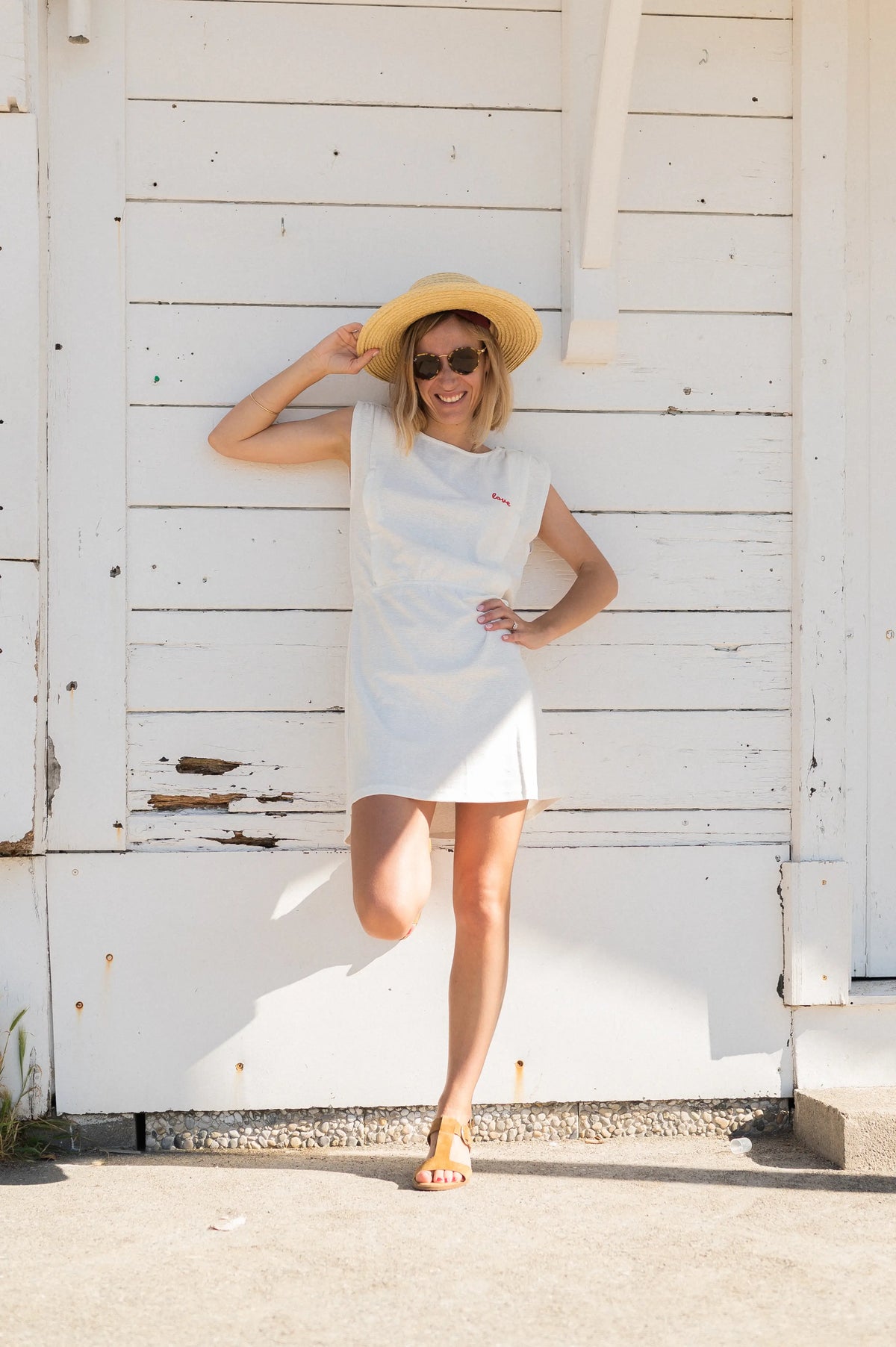 Robe d'allaitement blanche LIMKY, en coton et fabriqué au Portugal.
Cette robe avec un décolleté V dans le dos pour un dos nu est brodé au coeur "Love".
Cette robe maternité possède des longs zips solides, discrets et faciles à ouvrir d'une seule main pour nourrir bébé au sein rapidement, facilement et discrètement.
Un vêtement d'allaitement de qualité et confortable que les mamans auront plaisir à porter même après le post-partum. Une idée cadeau de naissance idéale à offrir pour une baby shower.