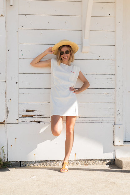 Robe d'allaitement blanche LIMKY, en coton et fabriqué au Portugal.
Cette robe avec un décolleté V dans le dos pour un dos nu est brodé au coeur "Love".
Cette robe maternité possède des longs zips solides, discrets et faciles à ouvrir d'une seule main pour nourrir bébé au sein rapidement, facilement et discrètement.
Un vêtement d'allaitement de qualité et confortable que les mamans auront plaisir à porter même après le post-partum. Une idée cadeau de naissance idéale à offrir pour une baby shower.
