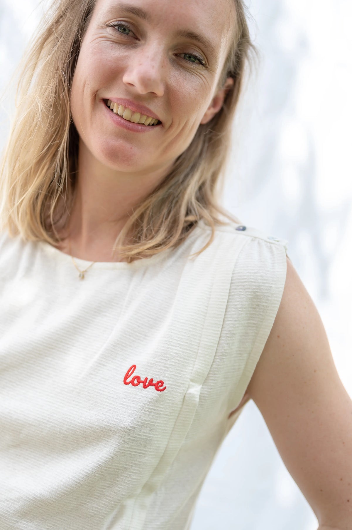 Robe d'allaitement blanche LIMKY, en coton et fabriqué au Portugal.
Cette robe avec un décolleté V dans le dos pour un dos nu est brodé au coeur "Love".
Cette robe maternité possède des longs zips solides, discrets et faciles à ouvrir d'une seule main pour nourrir bébé au sein rapidement, facilement et discrètement.
Un vêtement d'allaitement de qualité que les mamans auront plaisir à porter même après le post-partum. Une idée cadeau de naissance idéale à offrir pour une baby shower.
