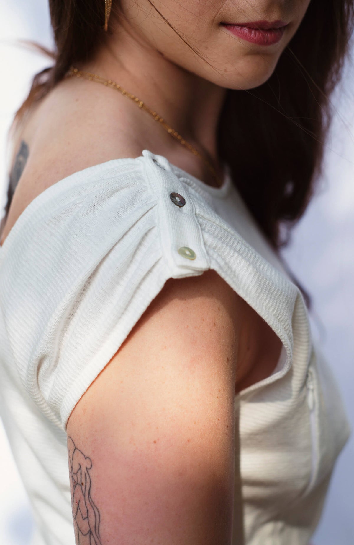 Robe d'allaitement blanche LIMKY, en coton et fabriqué au Portugal.
Cette robe avec un décolleté V dans le dos pour un dos nu est brodé au coeur "Love".
Cette robe maternité possède des longs zips solides, discrets et faciles à ouvrir d'une seule main pour nourrir bébé au sein rapidement, facilement et discrètement.
Un vêtement d'allaitement de qualité que les mamans auront plaisir à porter même après le post-partum. Une idée cadeau de naissance idéale à offrir pour une baby shower.