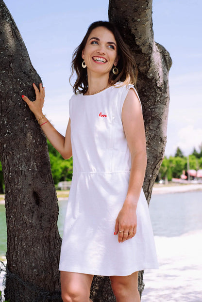 Robe d'allaitement blanche LIMKY, en coton et fabriqué au Portugal.
Cette robe avec un décolleté V dans le dos pour un dos nu est brodé au coeur "Love".
Cette robe maternité possède des longs zips solides, discrets et faciles à ouvrir d'une seule main pour nourrir bébé au sein rapidement, facilement et discrètement.
Un vêtement d'allaitement de qualité que les mamans auront plaisir à porter même après le post-partum. Une idée cadeau de naissance idéale à offrir pour une baby shower.