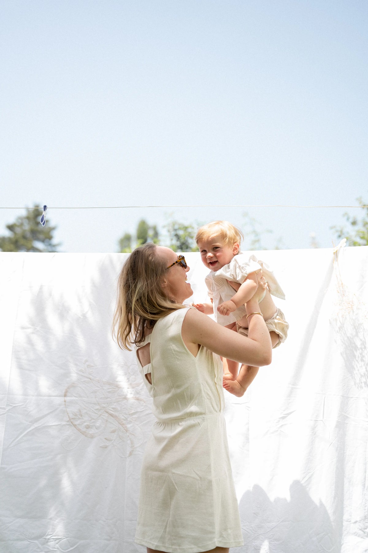 Robe d'allaitement blanche LIMKY, en coton et fabriqué au Portugal.
Cette robe avec un décolleté V dans le dos pour un dos nu est brodé au coeur "Love".
Cette robe maternité possède des longs zips solides, discrets et faciles à ouvrir d'une seule main pour nourrir bébé au sein rapidement, facilement et discrètement.
Un vêtement d'allaitement de qualité que les mamans auront plaisir à porter même après le post-partum. Une idée cadeau de naissance idéale à offrir pour une baby shower.