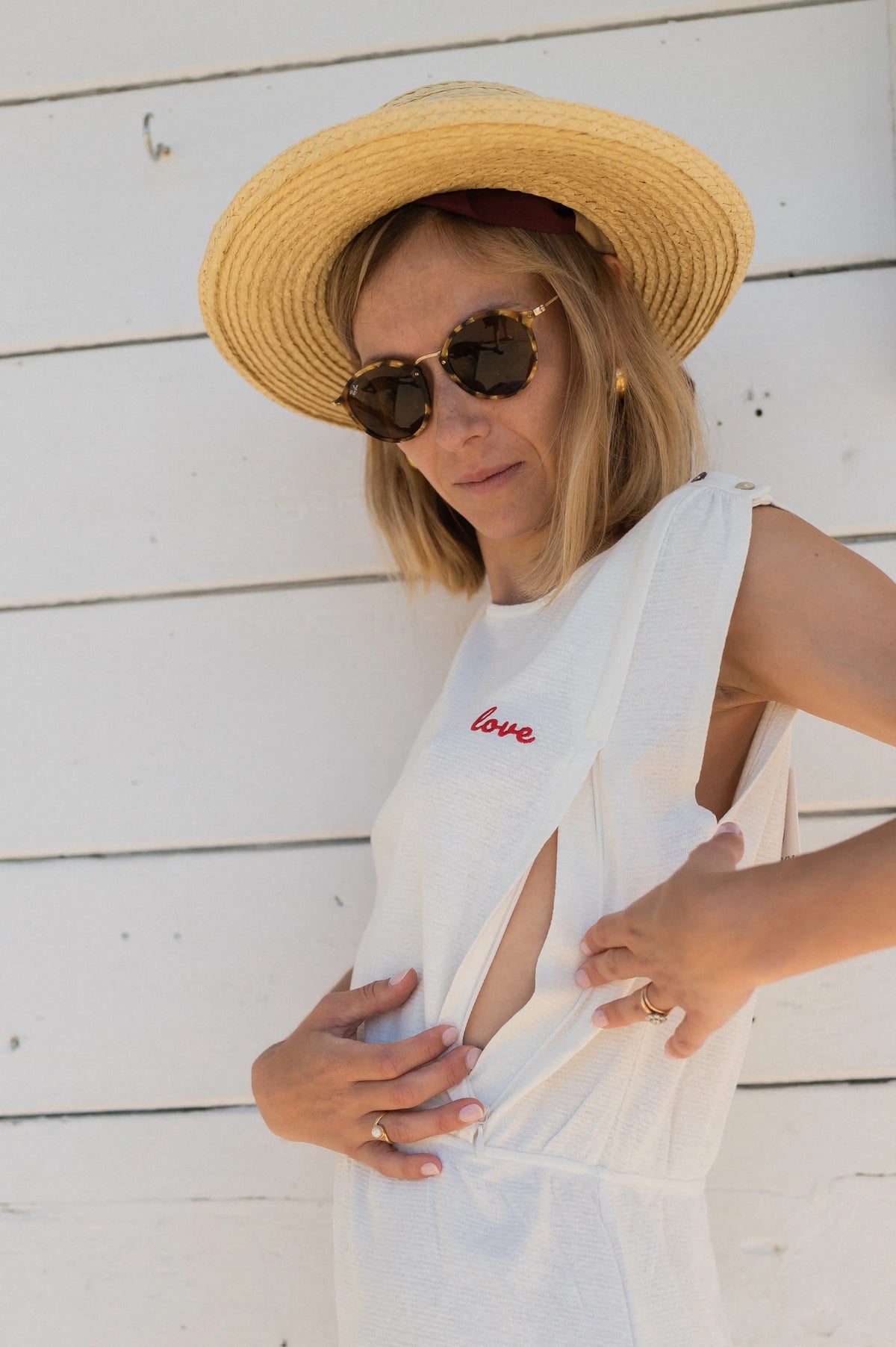 Robe d'allaitement blanche LIMKY, en coton et fabriqué au Portugal.
Cette robe avec un décolleté V dans le dos pour un dos nu est brodé au coeur "Love".
Cette robe maternité possède des longs zips solides, discrets et faciles à ouvrir d'une seule main pour nourrir bébé au sein rapidement, facilement et discrètement.
Un vêtement d'allaitement de qualité que les mamans auront plaisir à porter même après le post-partum. Une idée cadeau de naissance idéale à offrir pour une baby shower.