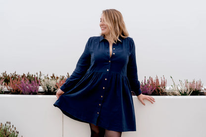 Robe de grossesse et allaitement bleu marine de la marque LIMKY. Cette robe maternité en gaze de coton fabriquée au Portugal est idéale pour accompagner les jeunes et futures mamans à chaque étape de leur vie de maman : pendant la grossesse, pendant l'allaitement, durant le post-partum et même après ! Sa coupe polyvalente et son tissu en gaze de coton permet d'absorber les tâches en cas de petites fuites de lait maternel. Ses zips sont faciles à ouvrir d'une seule main pour allaiter bébé discrètement.