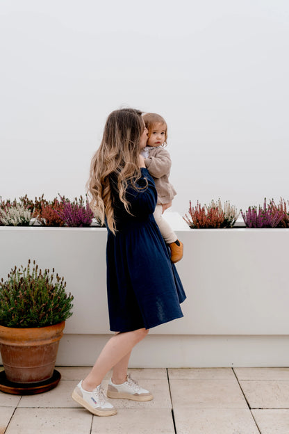 Robe de grossesse et allaitement bleu marine de la marque LIMKY. Cette robe maternité en gaze de coton fabriquée au Portugal est idéale pour accompagner les jeunes et futures mamans à chaque étape de leur vie de maman : pendant la grossesse, pendant l'allaitement, durant le post-partum et même après ! Sa coupe polyvalente et son tissu en gaze de coton permet d'absorber les tâches en cas de petites fuites de lait maternel. Ses zips sont faciles à ouvrir d'une seule main pour allaiter bébé discrètement.