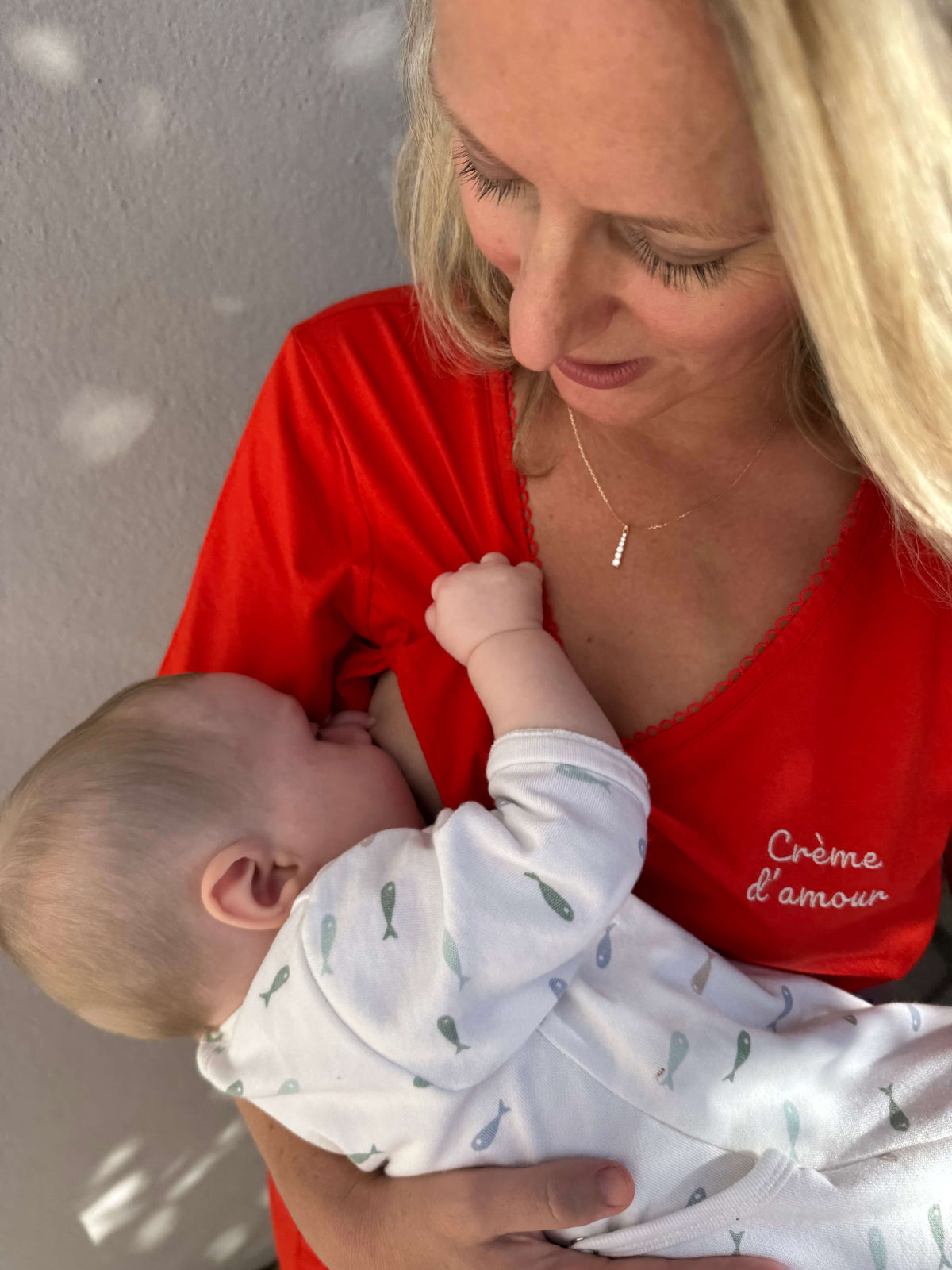 Robe longue d'allaitement en coton rouge LIMKY avec ouverture zippée facile à ouvrir d'une seule main pour allaiter bébé